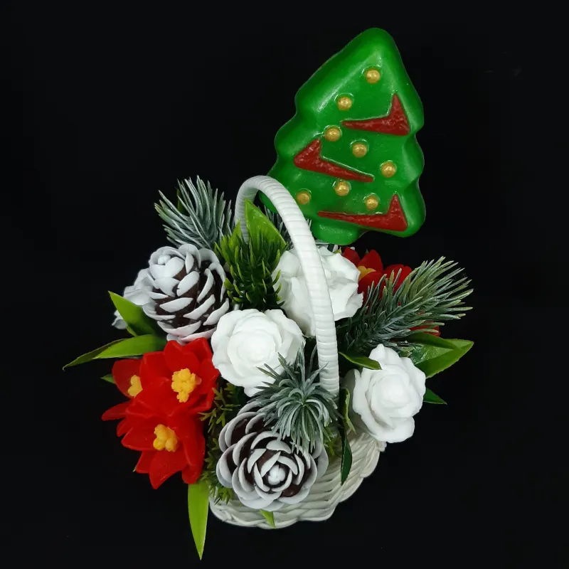 Topper od sapuna – Jelka (zelena sa crvenim i zlatnim ukrasima)