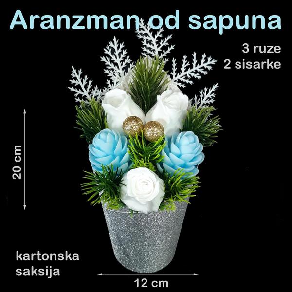 Aranžman u srebrnoj saksiji - bele ruže, plave šišarke