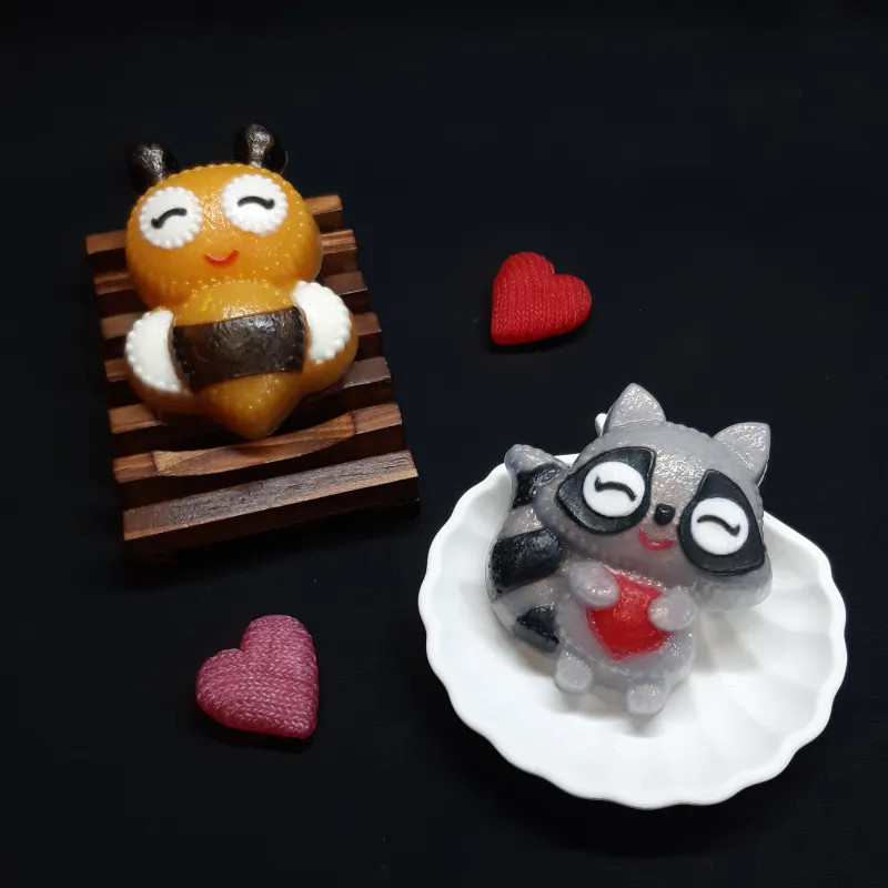 Set – enot i pčelica u crvenoj kutiji