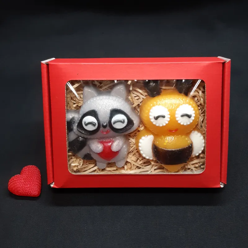 Set – enot i pčelica u crvenoj kutiji