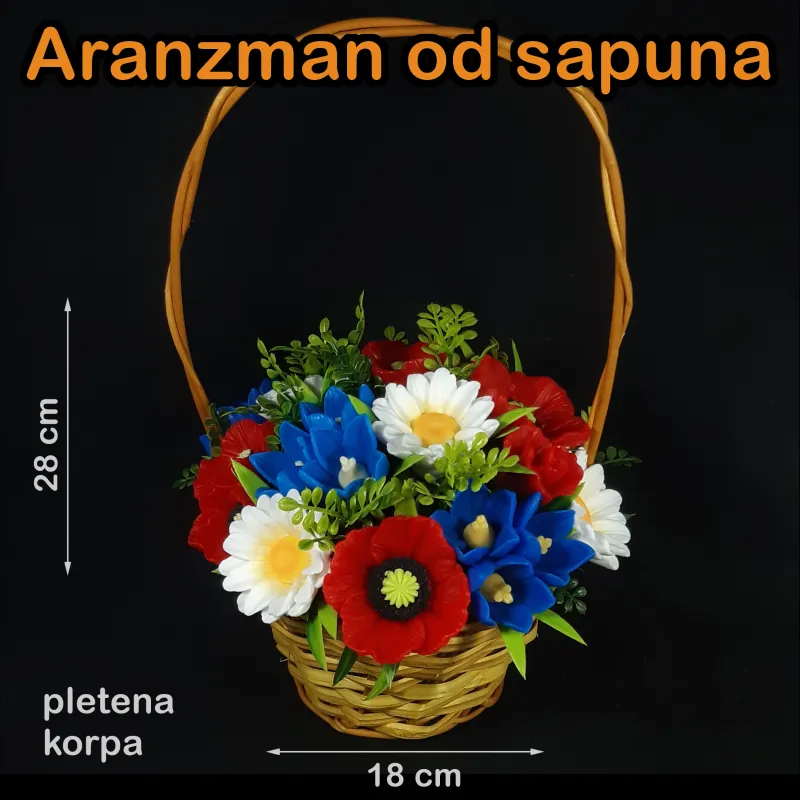 Pletena korpica sa poljskim cvećem