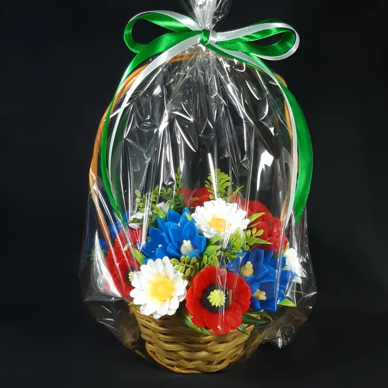 Pletena korpica sa poljskim cvećem