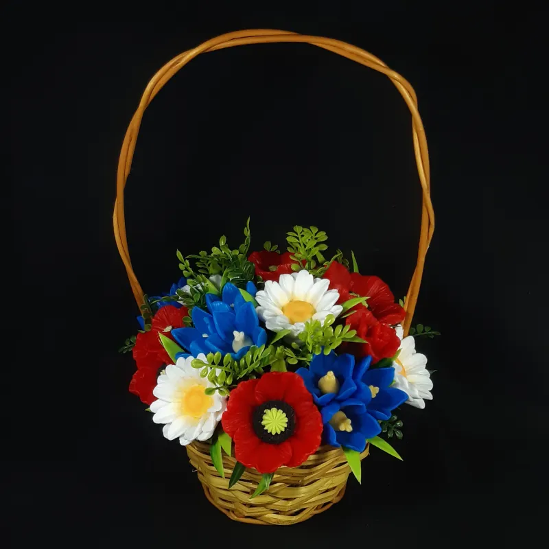 Pletena korpica sa poljskim cvećem