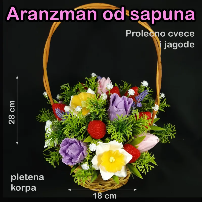 Aranžman u velikoj pletenoj korpici sa prolećnim cvećem i jagodama