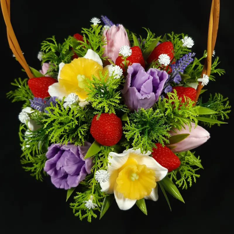 Aranžman u velikoj pletenoj korpici sa prolećnim cvećem i jagodama