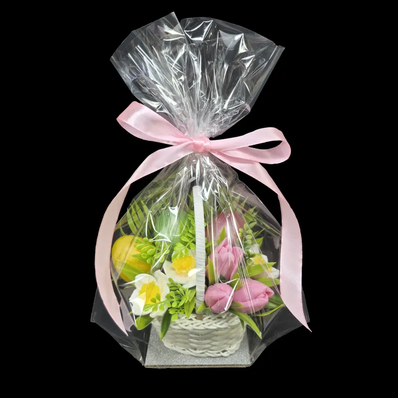 Aranžman za Uskrs u maloj pletenoj korpici