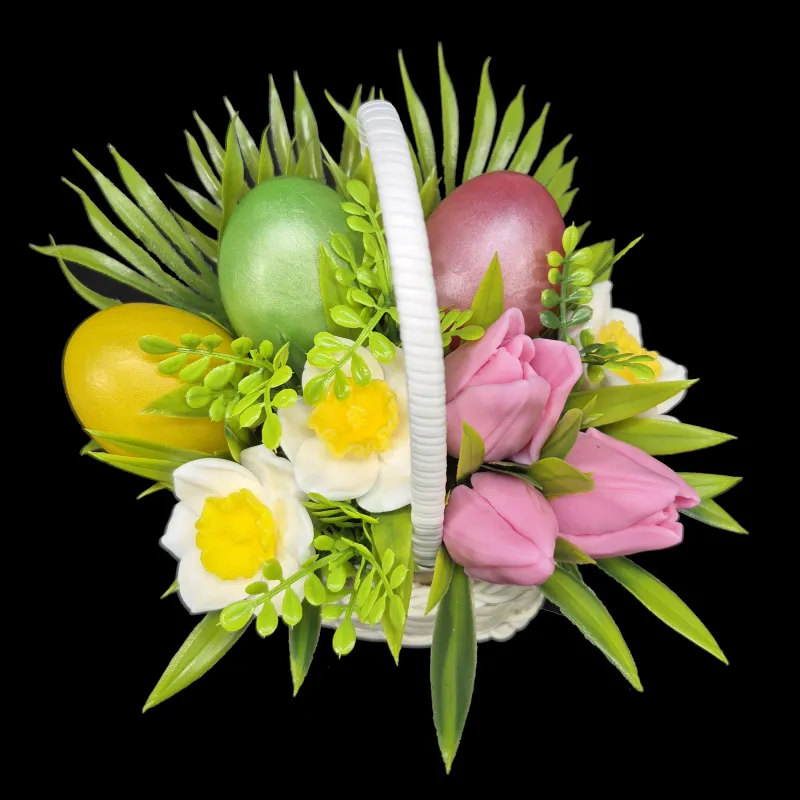 Aranžman za Uskrs u maloj pletenoj korpici