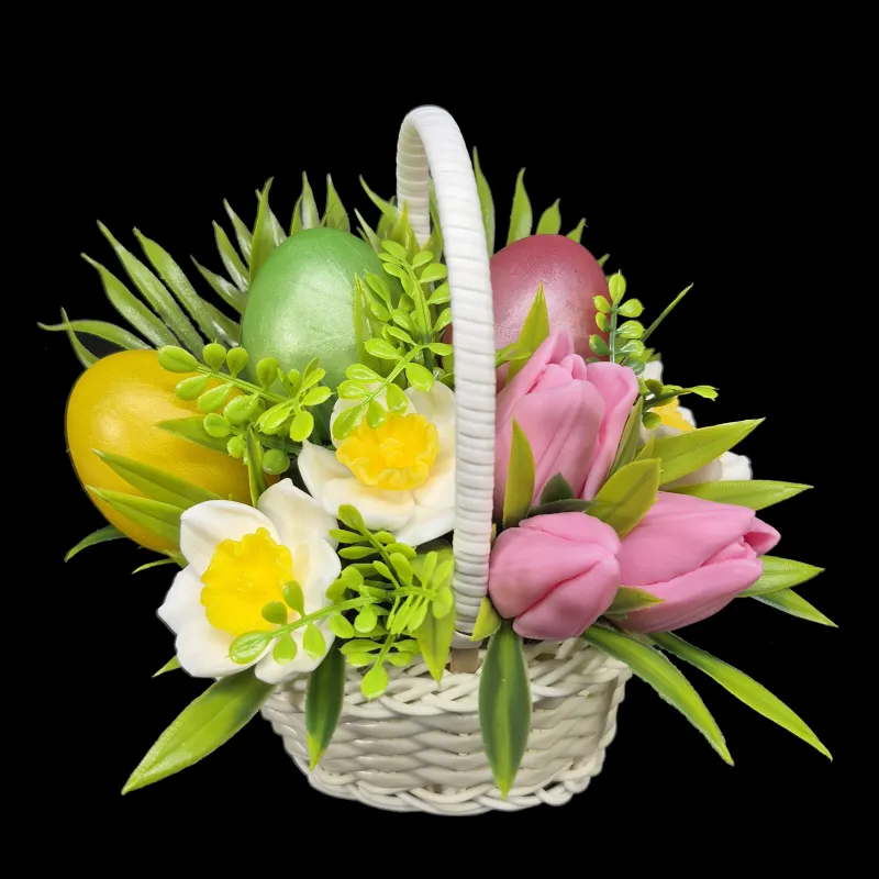 Aranžman za Uskrs u maloj pletenoj korpici