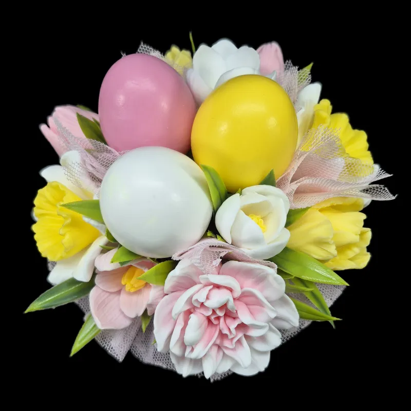 Aranžman za Uskrs u rozovoj saksiji