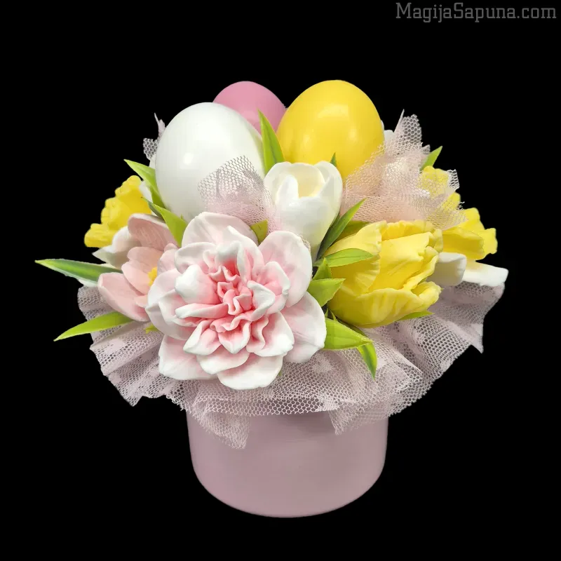 Aranžman za Uskrs u roze saksiji