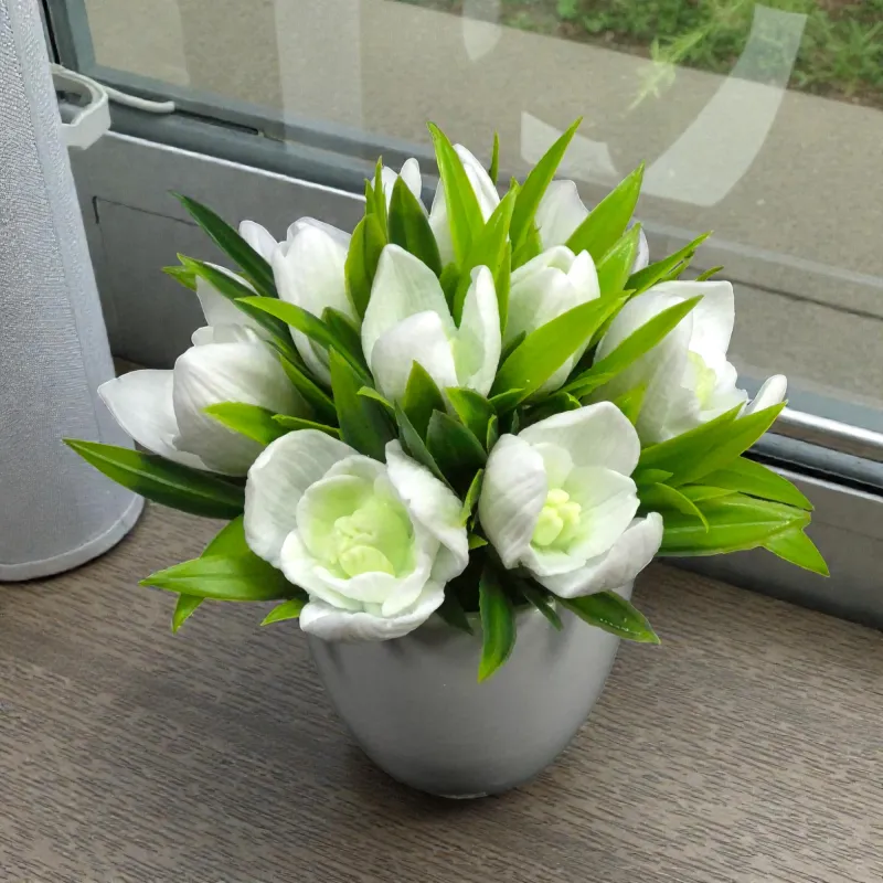 Buket preslatkih visibaba u keramičkoj saksiji