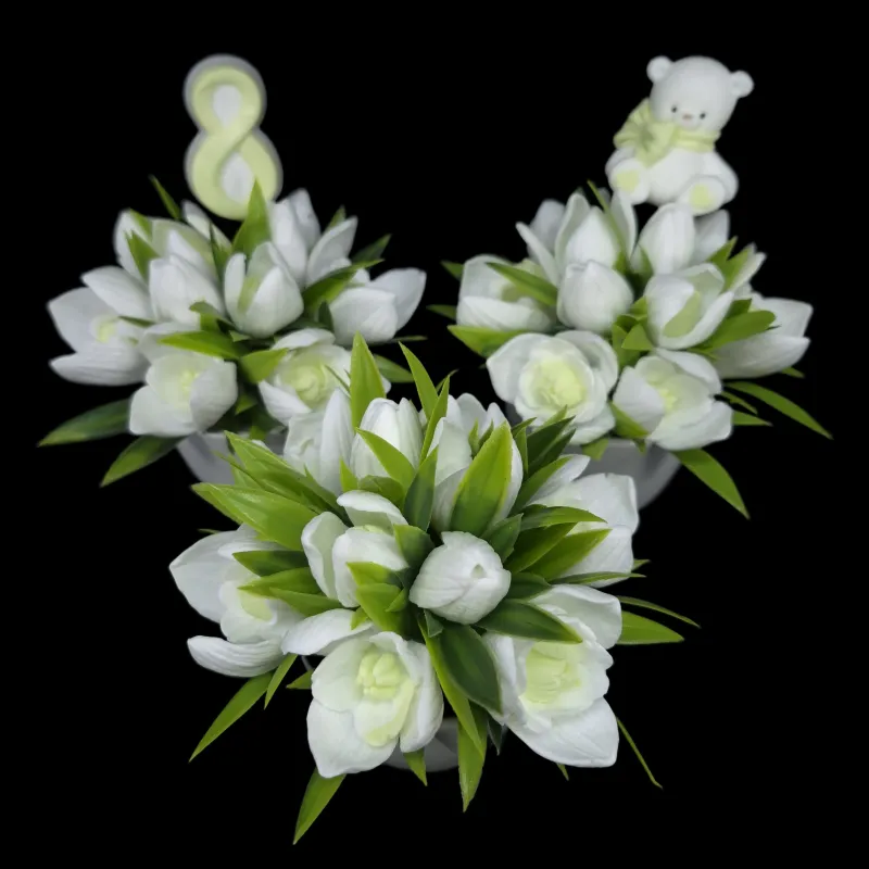 Buket preslatkih visibaba u keramičkoj saksiji