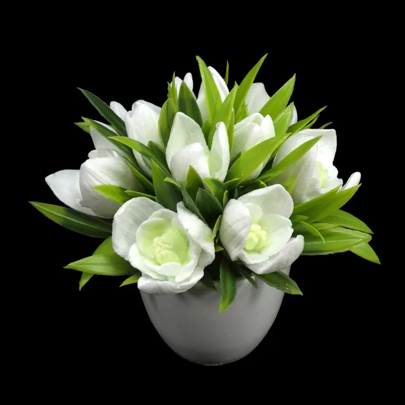 Buket preslatkih visibaba u keramičkoj saksiji