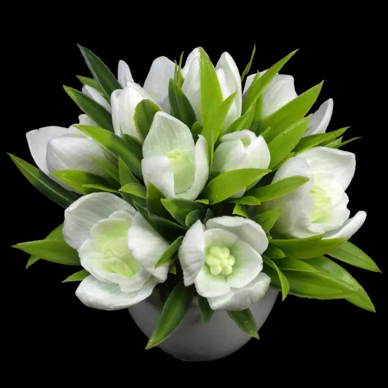 Buket preslatkih visibaba u keramičkoj saksiji