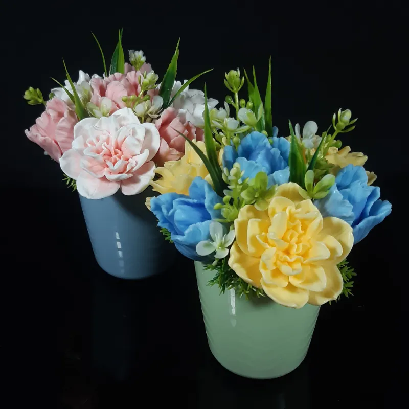 Lale i narcisi u žuto-plavoj kombinaciji