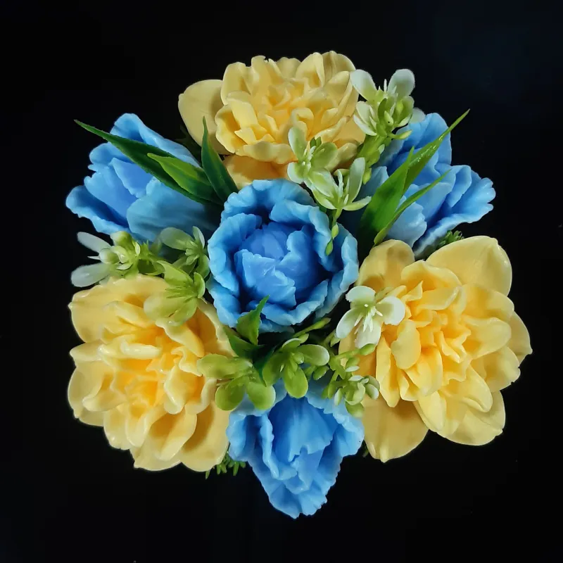 Lale i narcisi u žuto-plavoj kombinaciji