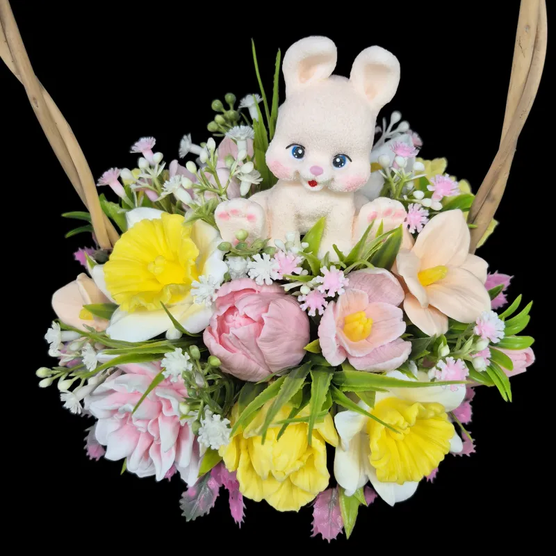 Velika pletena korpa sa prolećnim cvetovima i uskršnim zecem