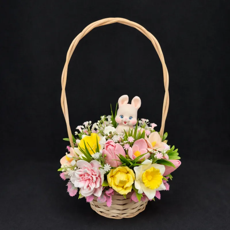 Velika pletena korpa sa prolećnim cvetovima i uskršnim zecem