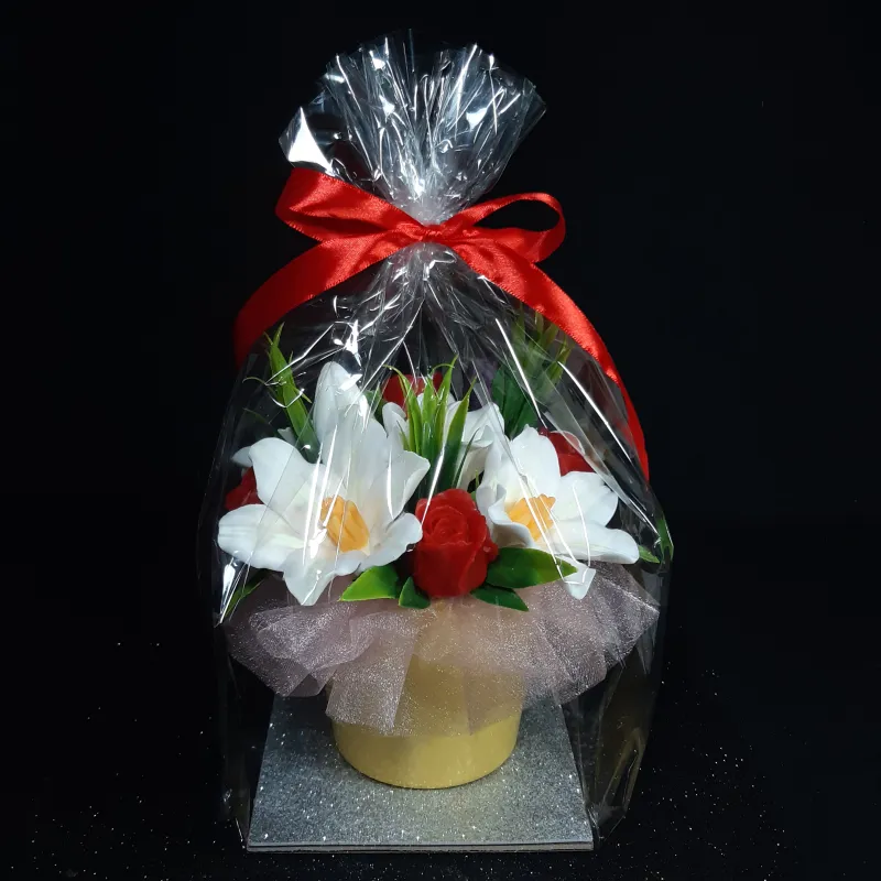 Bele ljiljane i crvene ruže u keramičkoj saksiji