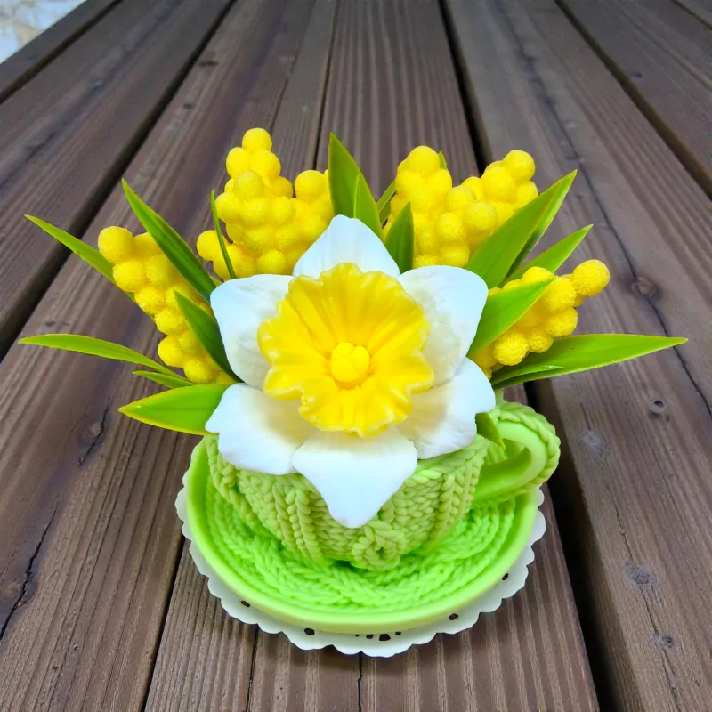Zelena šolja od sapuna sa narcisom i mimozom