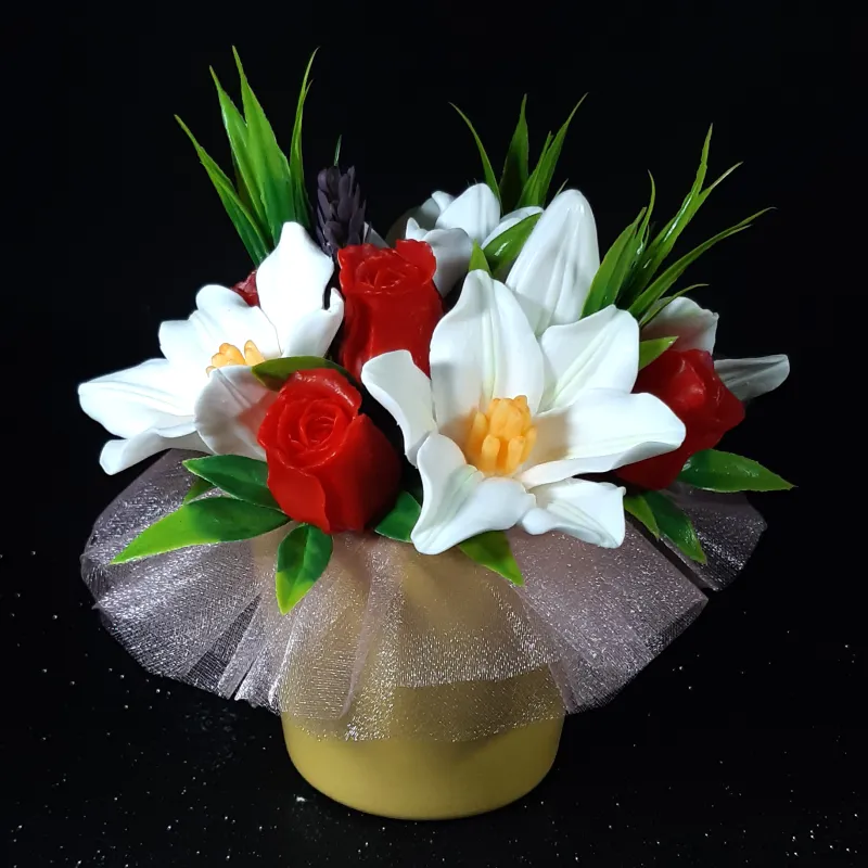 Bele ljiljane i crvene ruže u keramičkoj saksiji