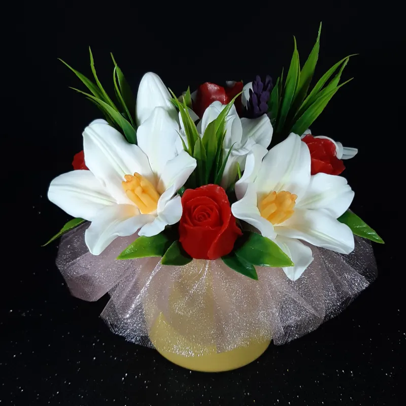 Bele ljiljane i crvene ruže u keramičkoj saksiji