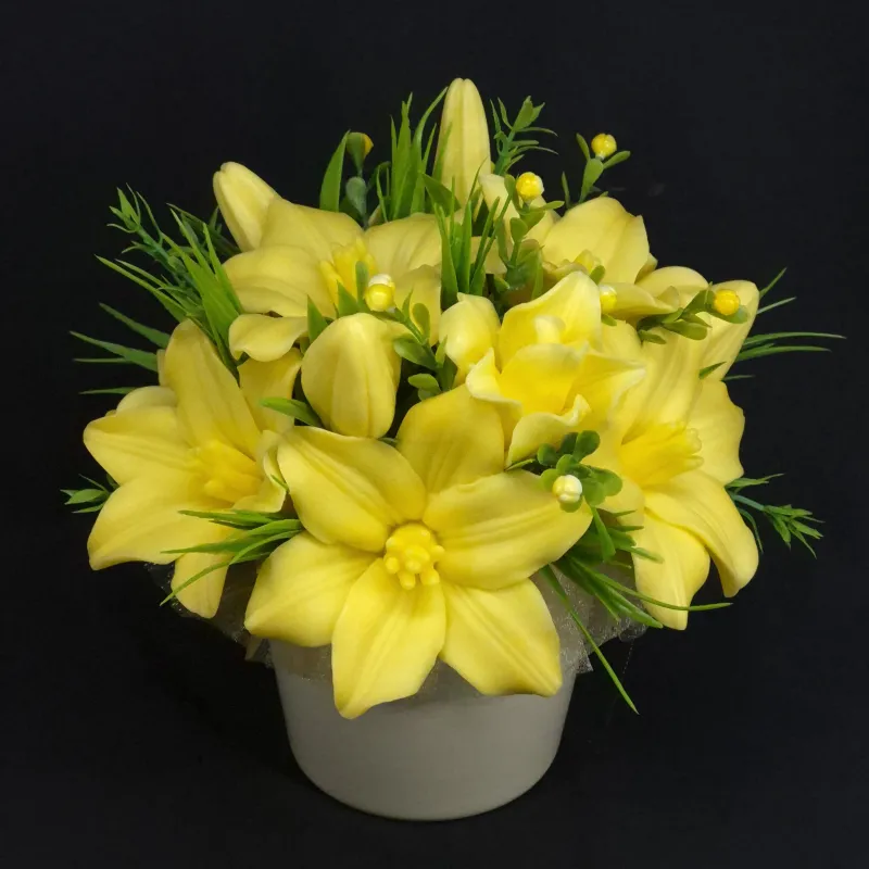 Efektan aranžman od žutih ljiljana