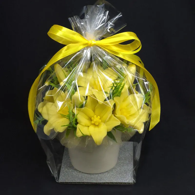 Efektan aranžman od žutih ljiljana