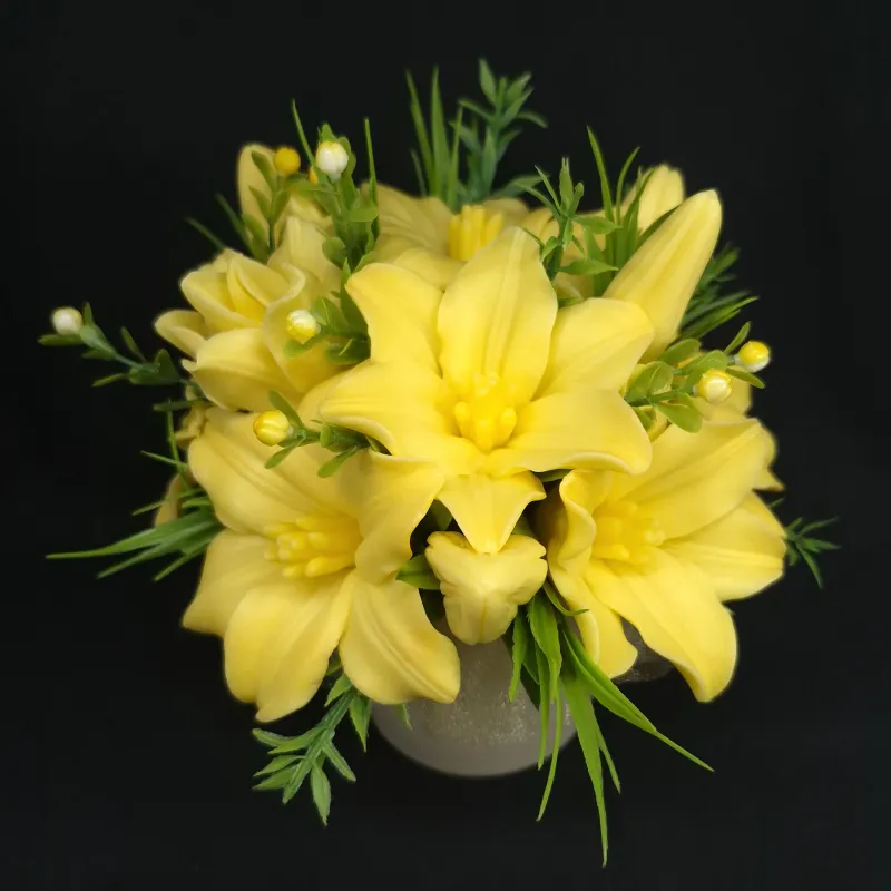 Efektan aranžman od žutih ljiljana