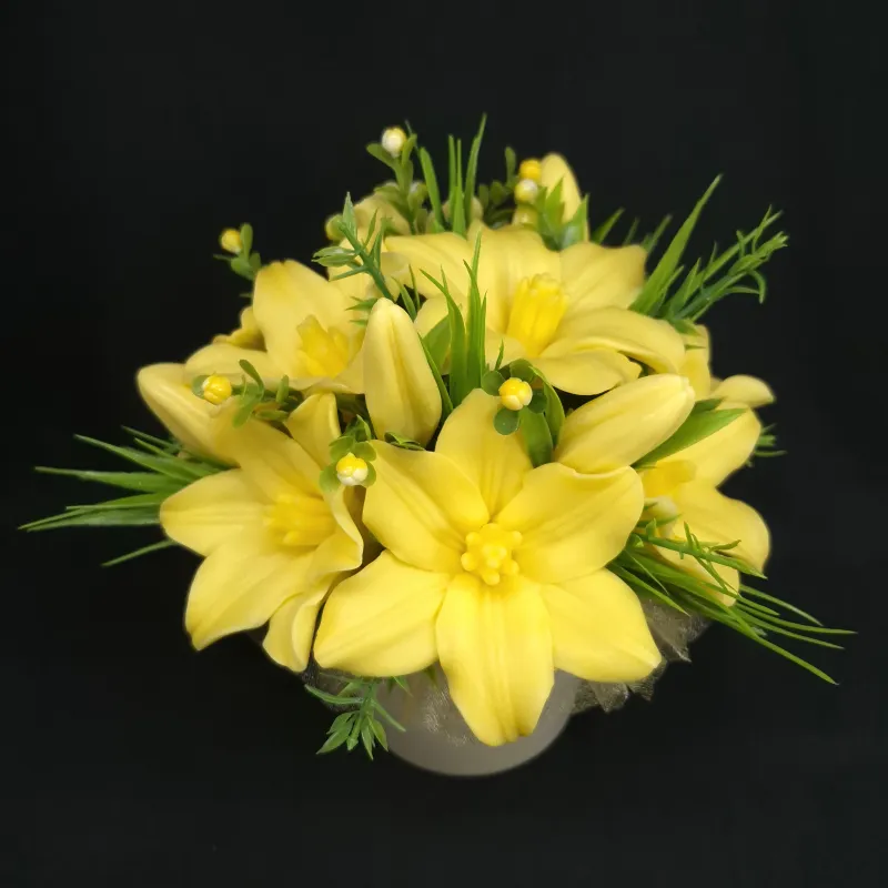Efektan aranžman od žutih ljiljana