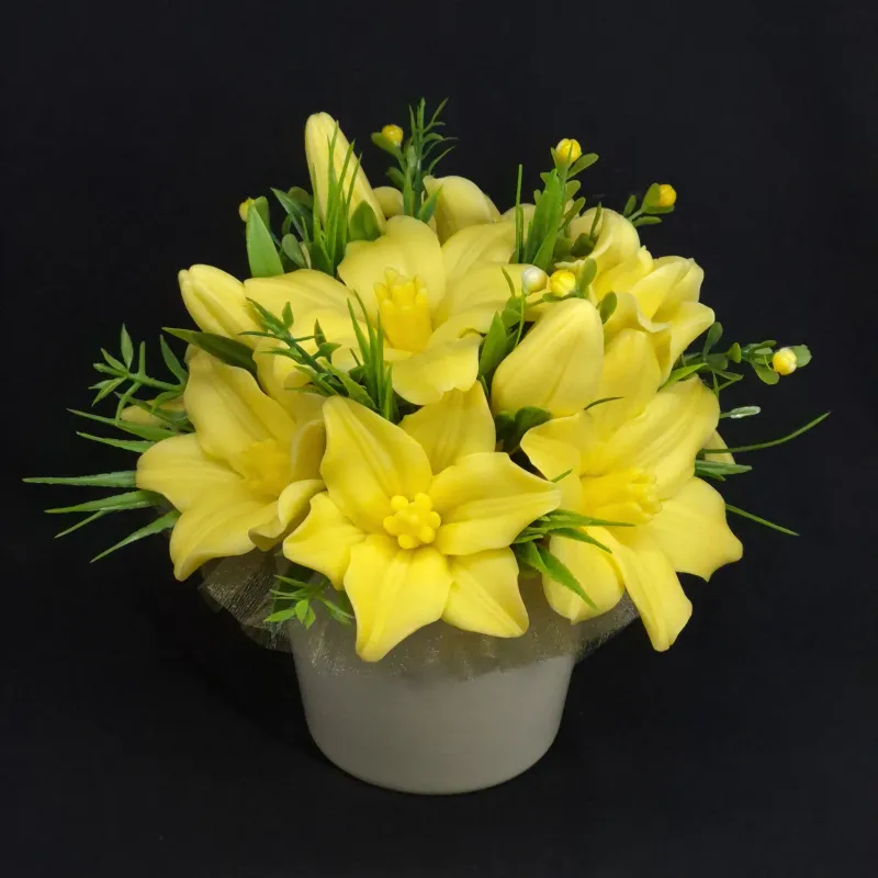 Efektan aranžman od žutih ljiljana