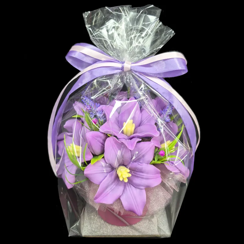 Lilo ljiljani od sapuna u keramičkoj saksiji 