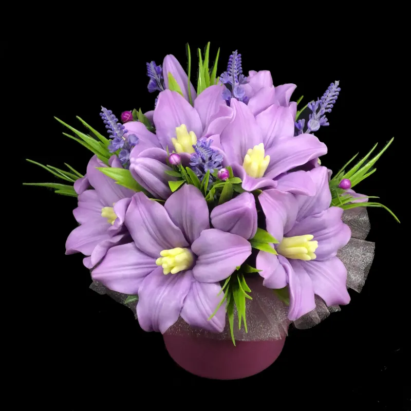 Lilo ljiljani od sapuna u keramičkoj saksiji 