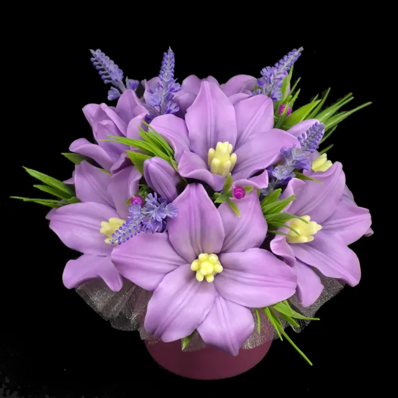 Lilo ljiljani od sapuna u keramičkoj saksiji 