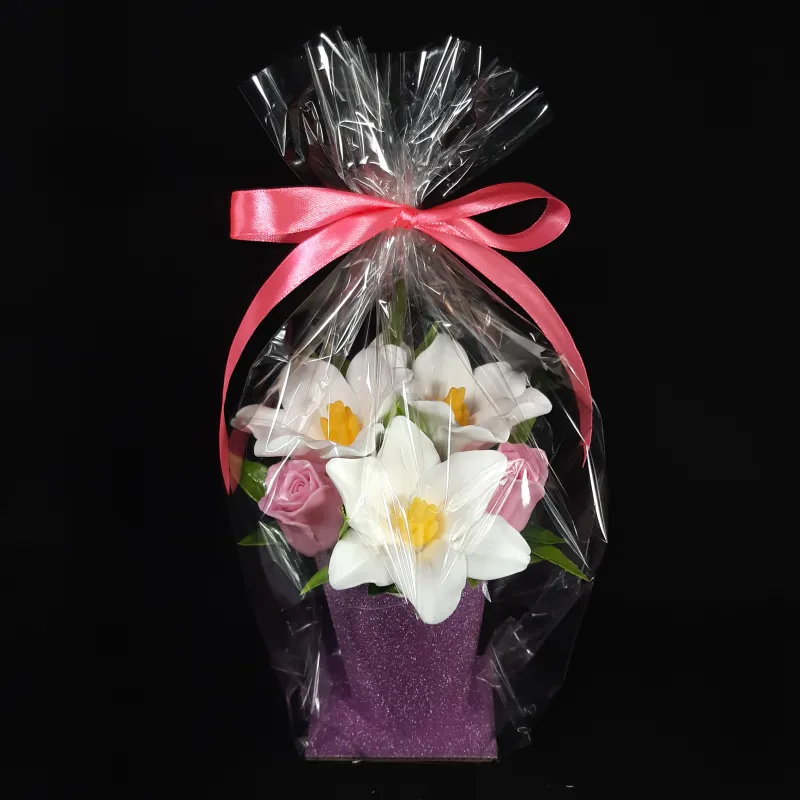 Ljiljani i ruže u kartonskoj saksiji