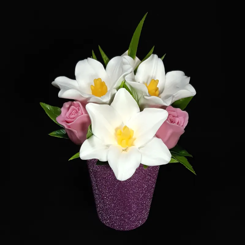 Ljiljani i ruže u kartonskoj saksiji