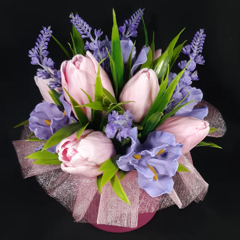 Aranžman od 11 sapunskih cvetova – lale i irisi