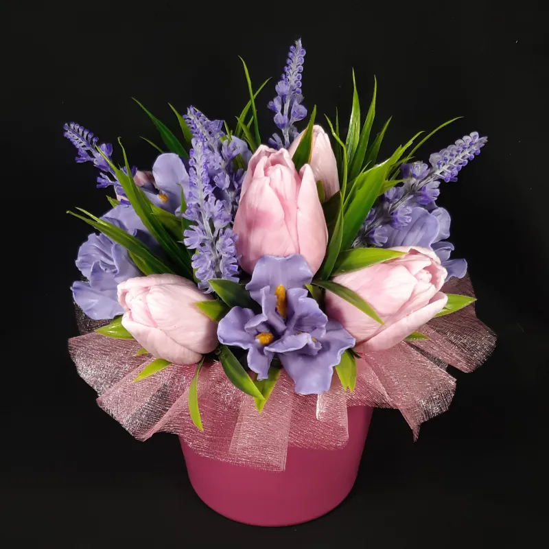 Aranžman od 11 sapunskih cvetova – lale i irisi