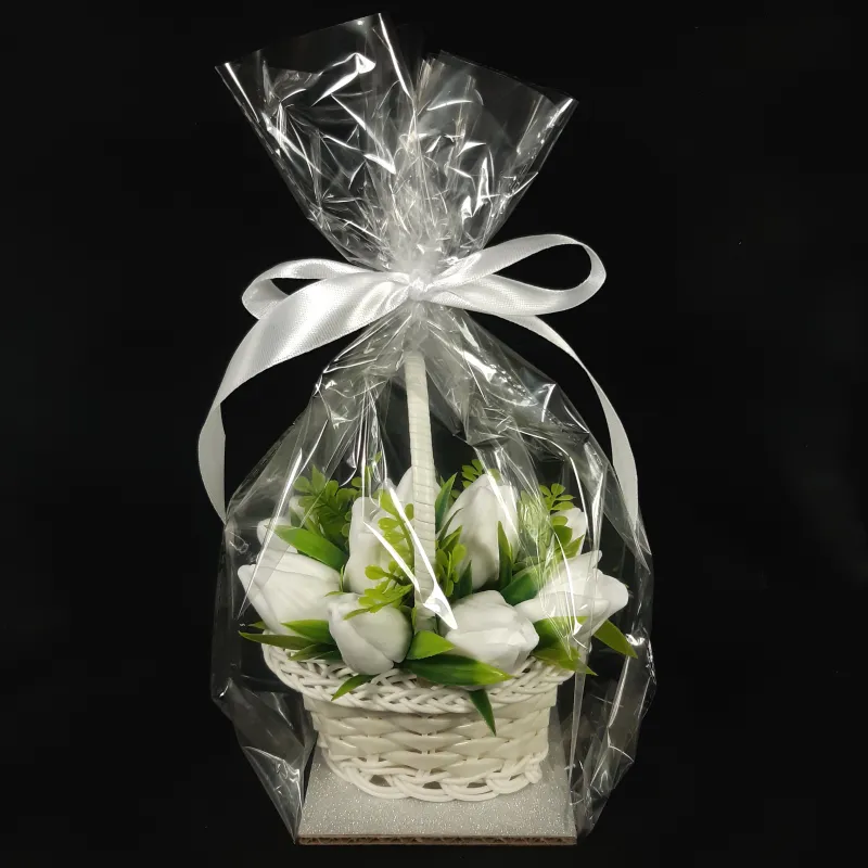 Mala pletena korpica sa 11 belih lala od sapuna