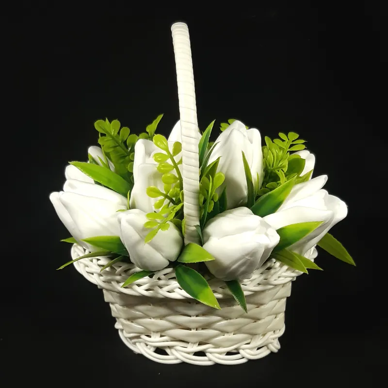 Mala pletena korpica sa 11 belih lala od sapuna