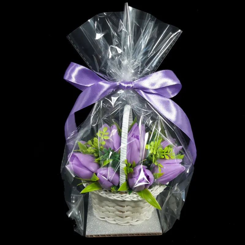 Mala pletena korpica sa 11 ljubičastih lala