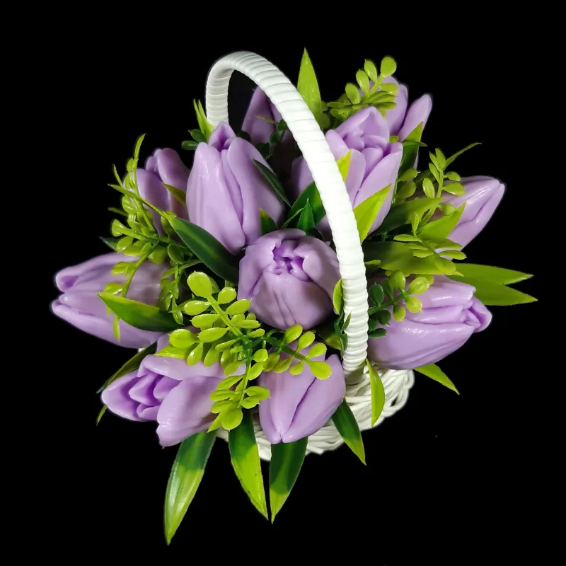 Mala pletena korpica sa 11 ljubičastih lala