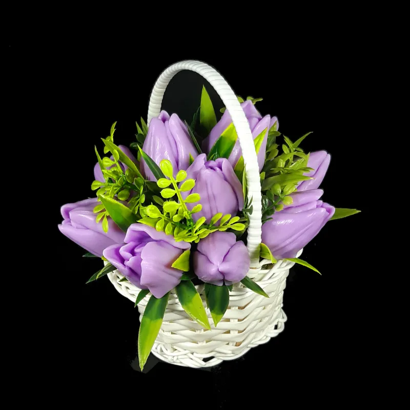 Mala pletena korpica sa 11 ljubičastih lala