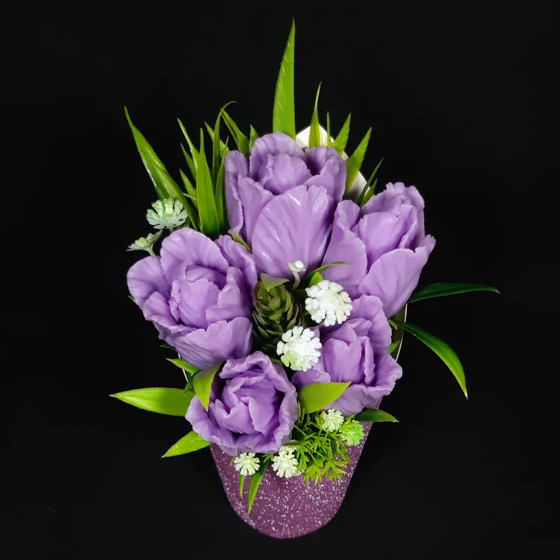 Pet ljubičasta lala u kartonskoj saksiji