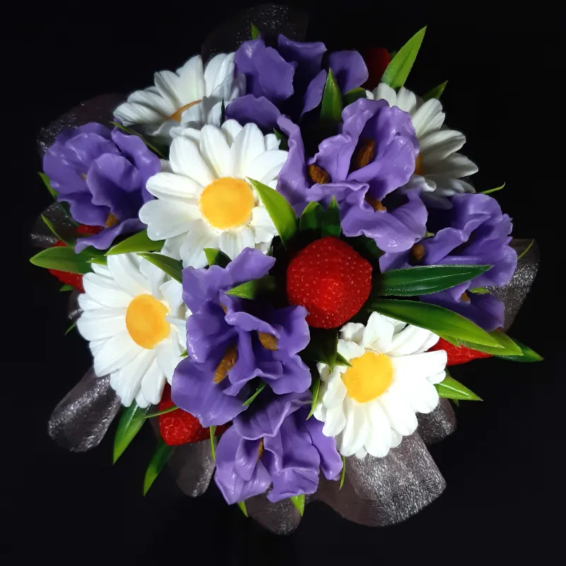 Irisi, rade i jagode od sapuna u keramičkoj saksiji