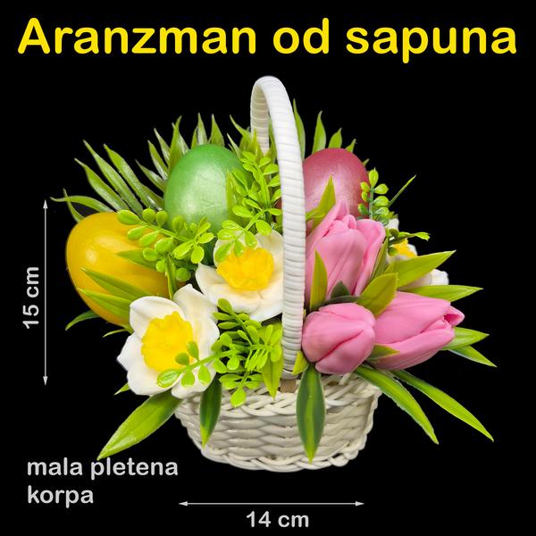 Aranžman za Uskrs u maloj pletenoj korpici