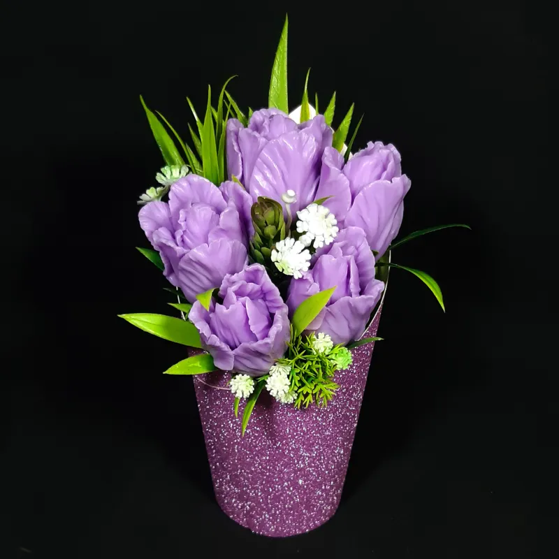 Pet ljubičasta lala u kartonskoj saksiji