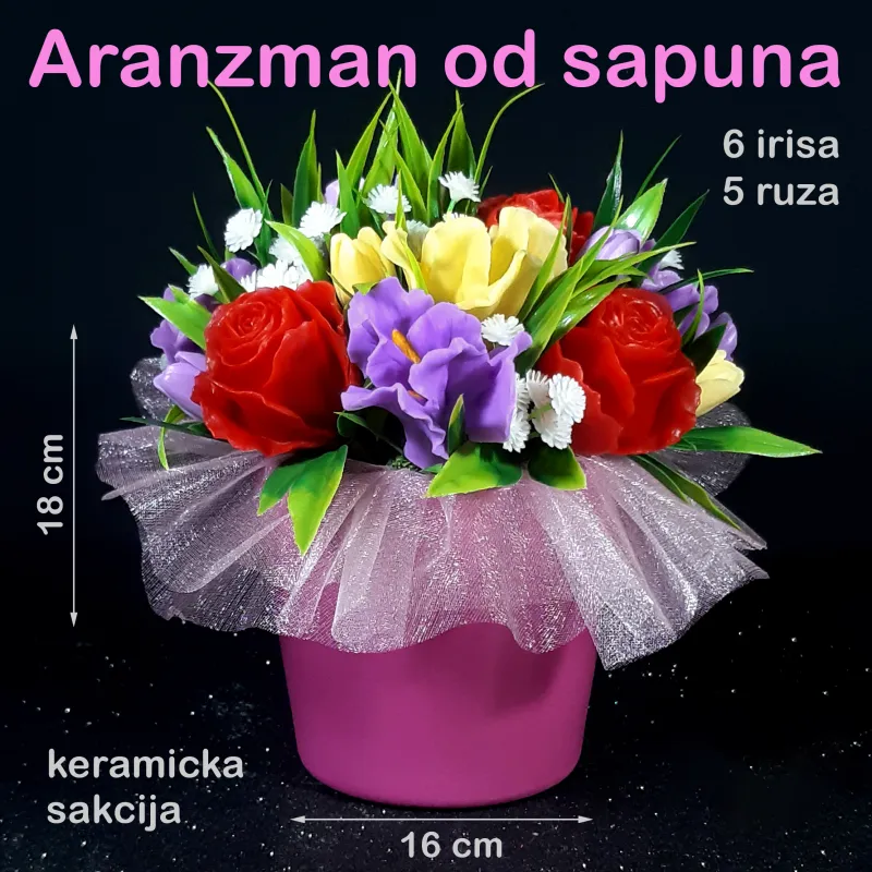 Kombinacija ruža i irisа u keramičkoj sakciji