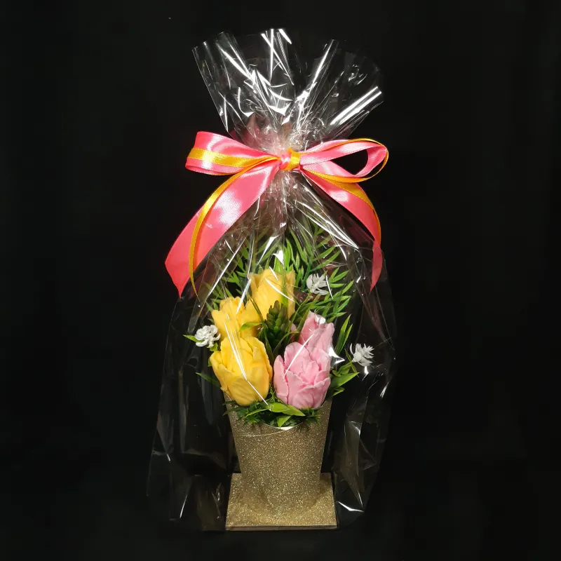 Pet roze i žutih lala u kartonskoj saksiji