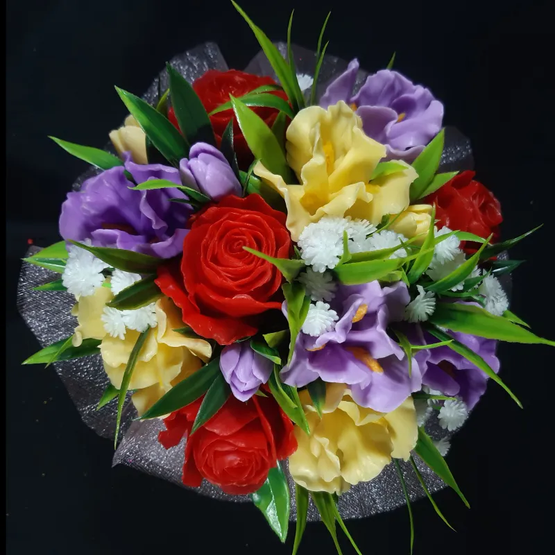 Kombinacija ruža i irisа u keramičkoj sakciji